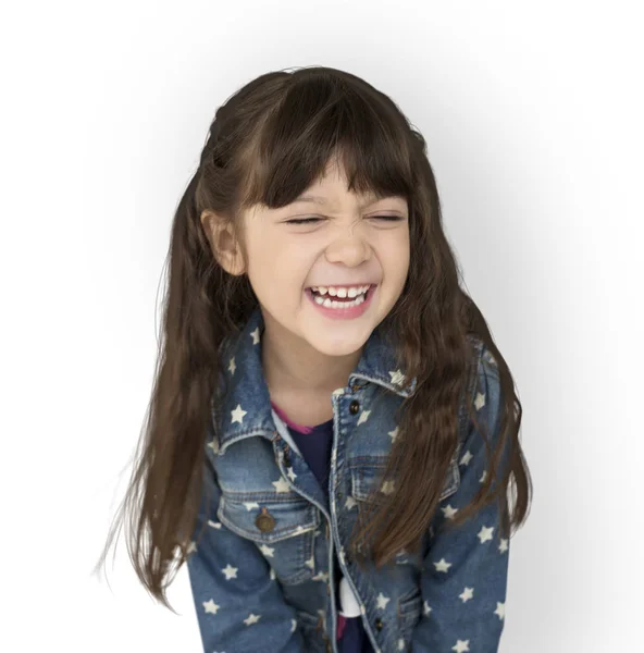 Смеющаяся маленькая девочка в студии — стоковое фото