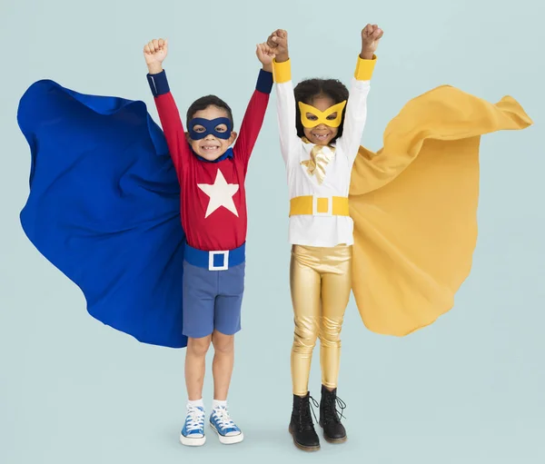 Niños pequeños disfrazados de superhéroes — Foto de Stock
