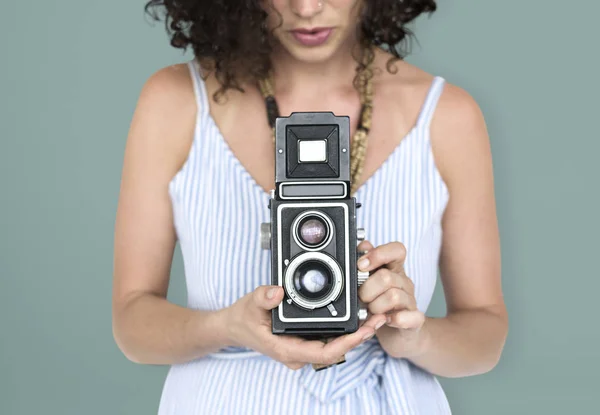 Mulher usando câmera vintage — Fotografia de Stock