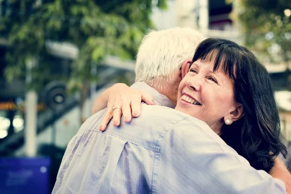 Pareja dulce abrazo —  Fotos de Stock