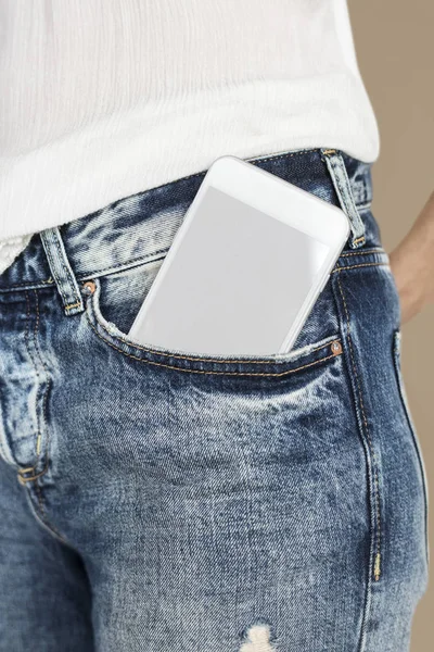 Смартфон в кармане — стоковое фото