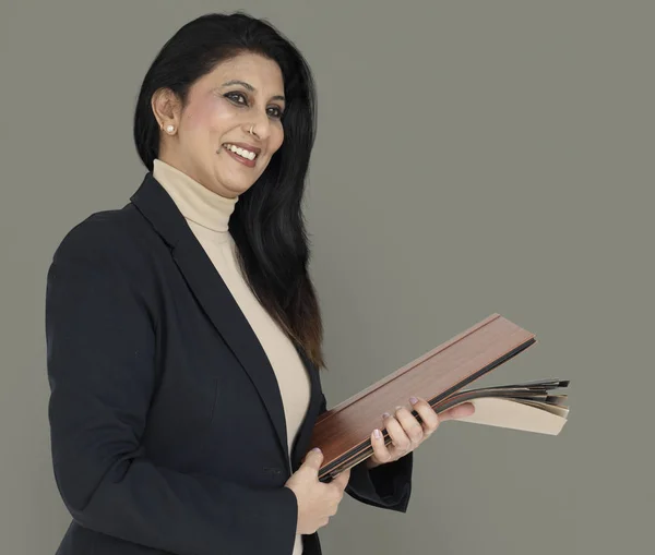 Indische zakenvrouw poseren in studio — Stockfoto