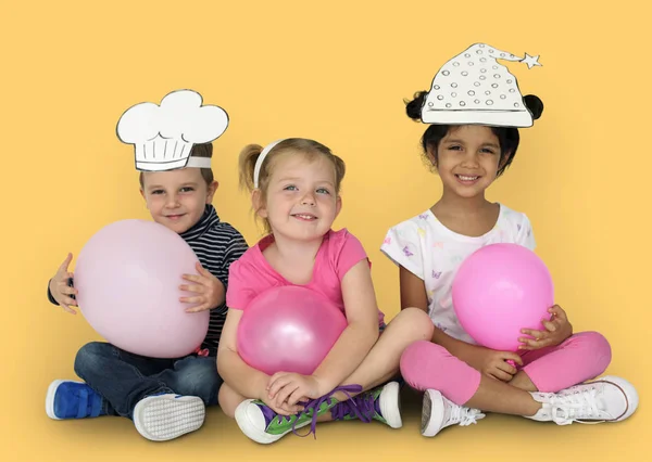 Niños en papel sombreros hechos a mano —  Fotos de Stock