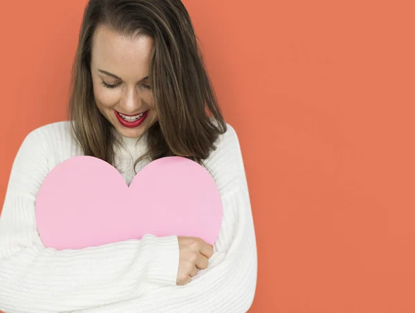 Mujer abrazando papel corazón —  Fotos de Stock