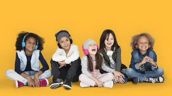 Çok kültürlü grup çocuk müzik dinleme — Stok fotoğraf