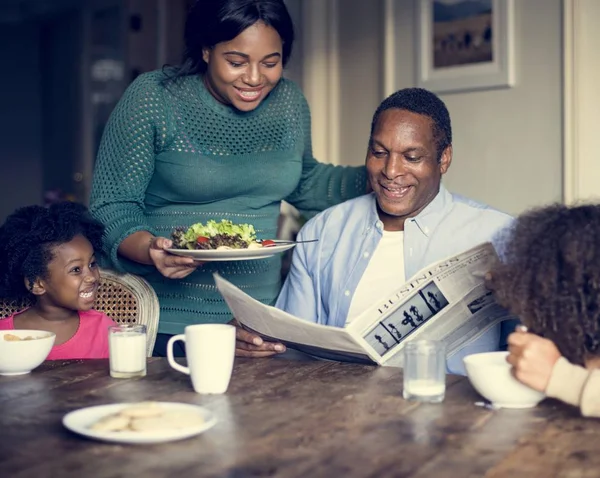 Африканская семья ест дома — стоковое фото