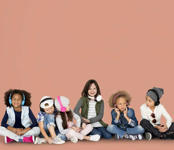 Grupo multicultural de niños escuchando música — Foto de Stock