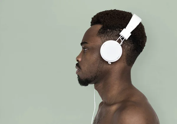 Orang Afrika mendengarkan musik di headphone — Stok Foto