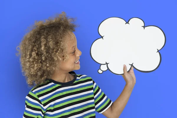 Çocuk konuşma balonunu tutuyor — Stok fotoğraf