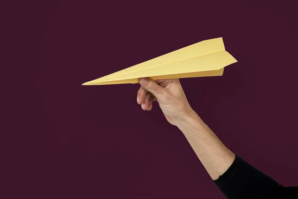 Avión de Papercraft de mano humana — Foto de Stock