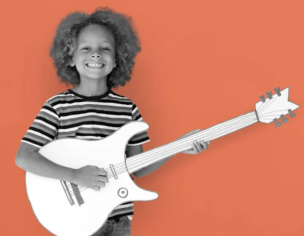 Niño con afro peinado celebración de la guitarra —  Fotos de Stock