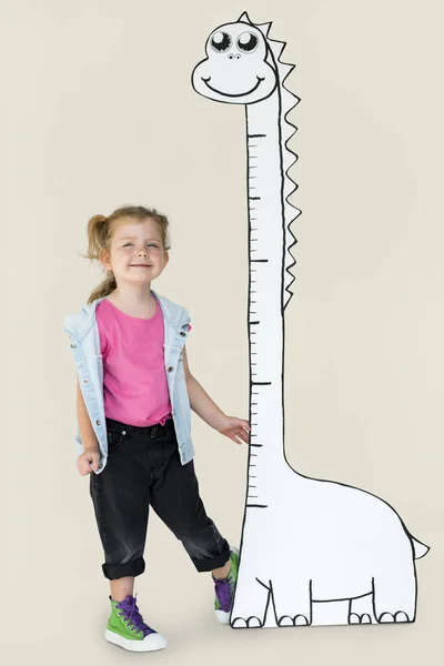 Девушка измеряет рост ребенка растет шкала — стоковое фото