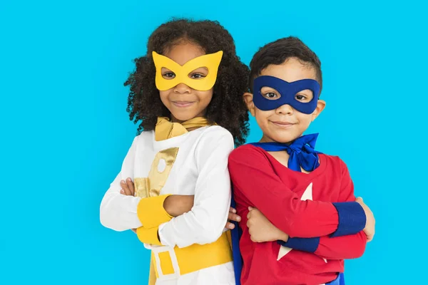 Copii mici în costume de supereroi — Fotografie, imagine de stoc