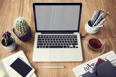 Tablo üzerinde modern dizüstü bilgisayar