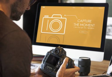 Bilgisayar ekranı önünde oturan adam