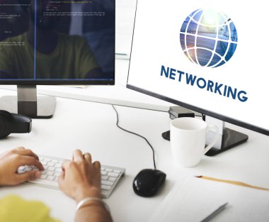 klavyede yazarak adam