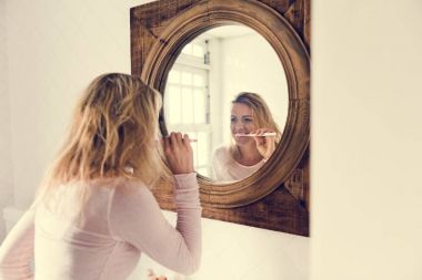 Dişlerini fırçalayan kadın