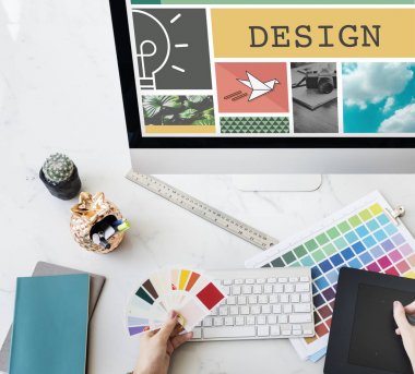 kadını masada bilgisayar kullanma