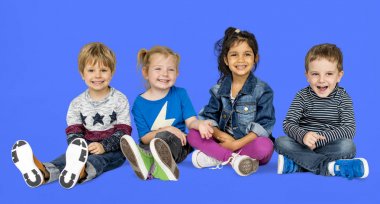 katta oturan mutlu çocuk