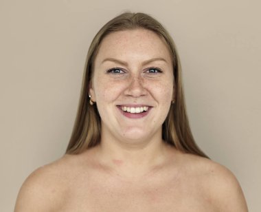 kadın stüdyoda poz gülümseme ile