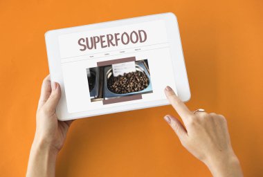 kişi holding dijital tablet