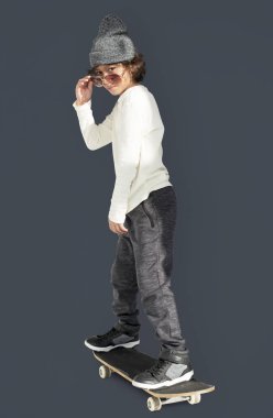 kaykay ile şık çocuk