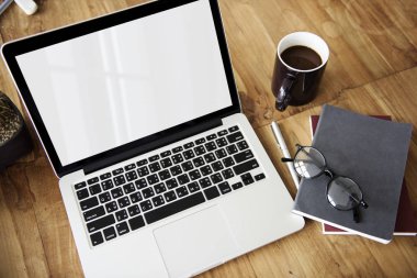Tablo üzerinde modern dizüstü bilgisayar