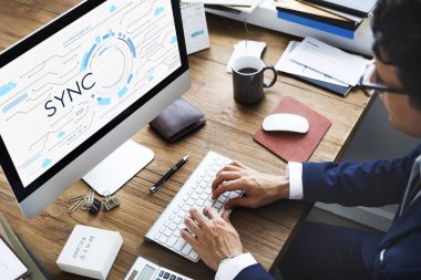 Bilgisayarda çalışan iş adamı