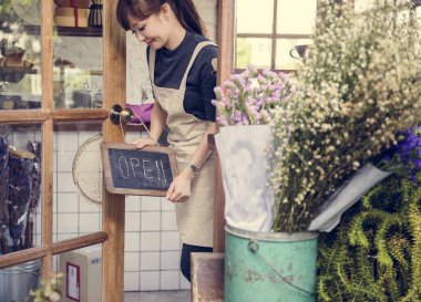 Kız holding yazı tahtası 