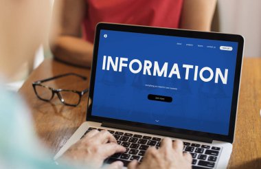 Eller dizüstü bilgisayarda çalışıyor