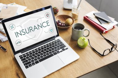 Ofis Masası üstünde laptop