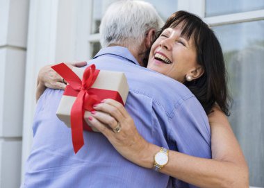 Karı koca kucaklama 