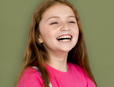 küçük kız kamera için poz