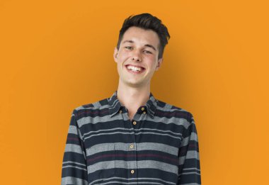 genç gülümseyen adam 