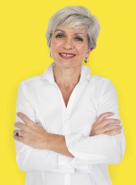 Olgun gri saçlı kadın 