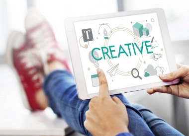 Dijital tablet üzerinde gösteren bir el 