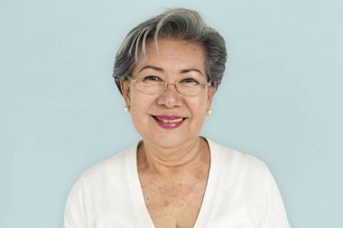 üst düzey kadın stüdyoda poz