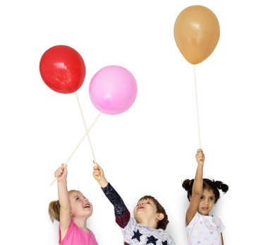 Küçük çocuk balon ile oyun 