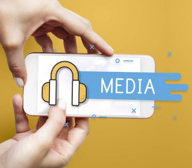 Cep telefonu ellerinde.