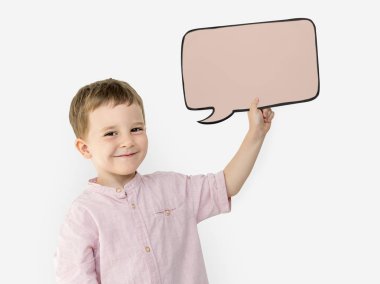 Kağıt kabarcık tutan çocuk