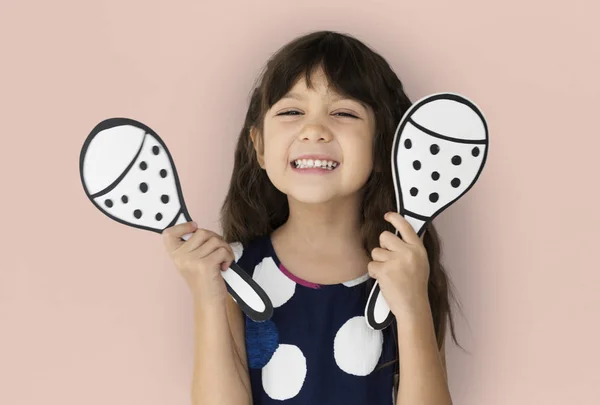 Menina com falsos maracas — Fotografia de Stock