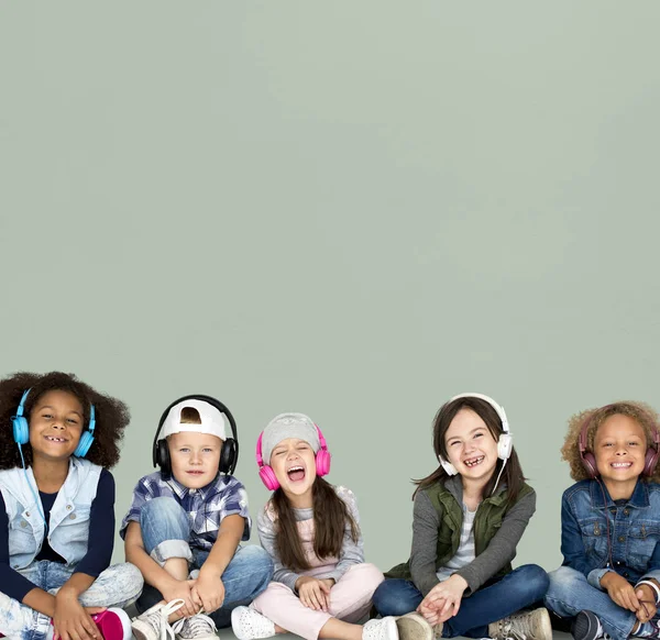 音楽を聞く子供たちの多文化のグループ — ストック写真