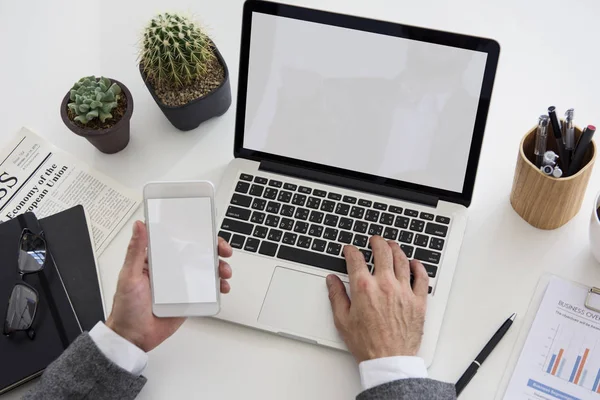 Homem trabalhando com laptop — Fotografia de Stock