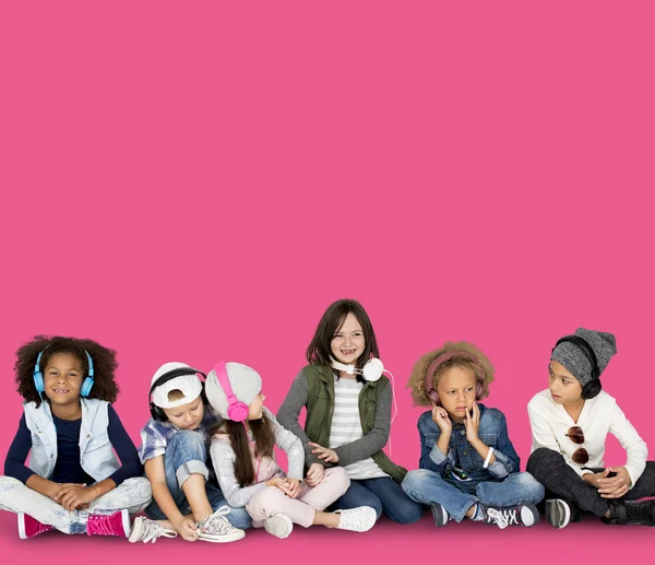Gruppo multiculturale di bambini che ascoltano musica — Foto Stock