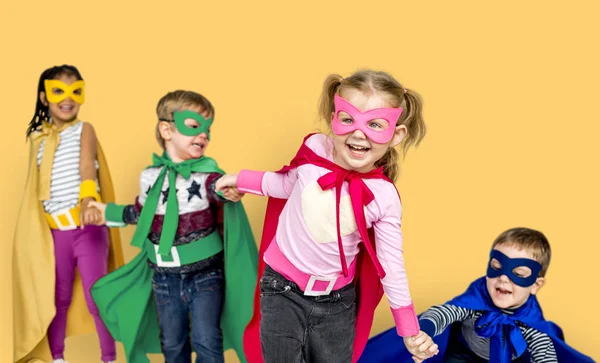 儿童在超级英雄的服装 — 图库照片