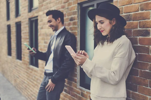 Pareja usando teléfonos inteligentes — Foto de Stock