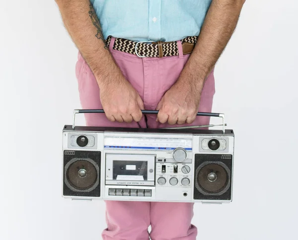Uomo in pantaloni rosa che regge il boombox — Foto Stock