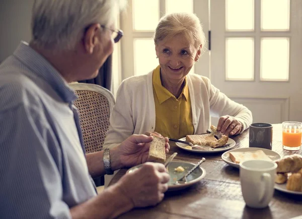 Senior erwachsenes Paar frühstückt — Stockfoto