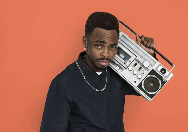 Homem africano atraente com boombox — Fotografia de Stock