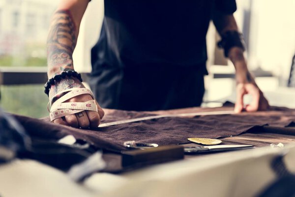 Модный дизайнер в мастерской
